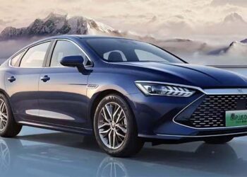 Staigus BYD akcijų kritimas šokiravo investuotojus: ar Kinijos EV milžinas praranda pagreitį?