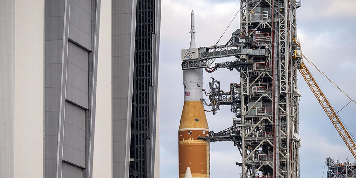 Dėl helio sistemos gedimo NASA atideda „Artemis“ įgulos skrydį į Mėnulį