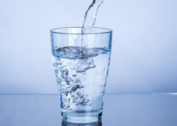 Kodėl šlapias audinys padeda greičiau atšaldyti butelį? Paaiškina fizika