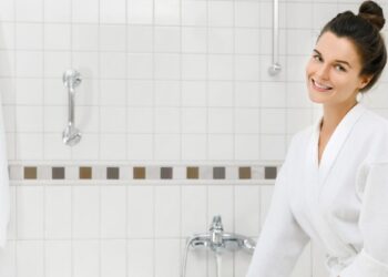 Šilta vonia žiemą: kaip atkurti odos drėgmę ir sustiprinti jos barjerą