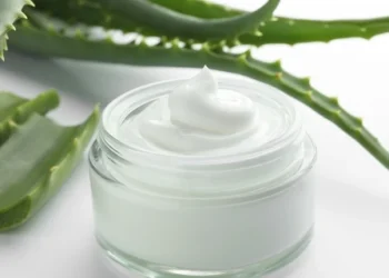 Jaunystės eliksyras iš alavijo: paprastas naminis kremas, kuriuo džiaugiasi veido oda