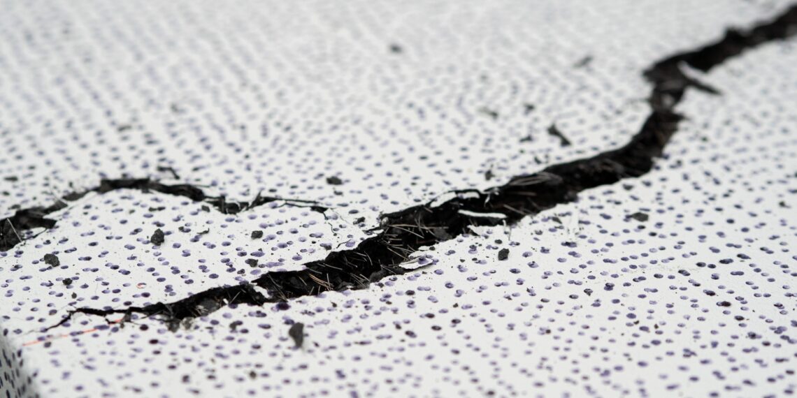 Mokslininkai sukūrė „stebuklingą“ plieną: pats užtaiso plyšius ir tampa dar tvirtesnis