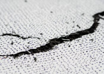 Mokslininkai sukūrė „stebuklingą“ plieną: pats užtaiso plyšius ir tampa dar tvirtesnis