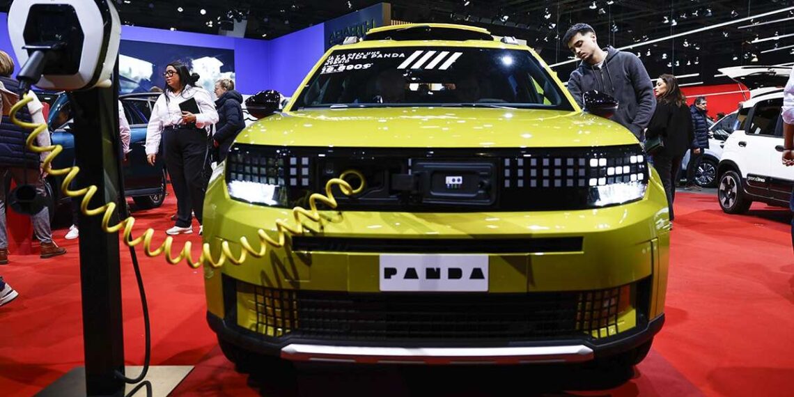 Stellantis šokiruoja: milžiniški 26 mlrd. nuostoliai ir netikėtas atsitraukimas nuo elektromobilių