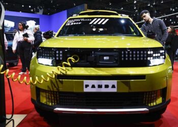 Stellantis šokiruoja: milžiniški 26 mlrd. nuostoliai ir netikėtas atsitraukimas nuo elektromobilių