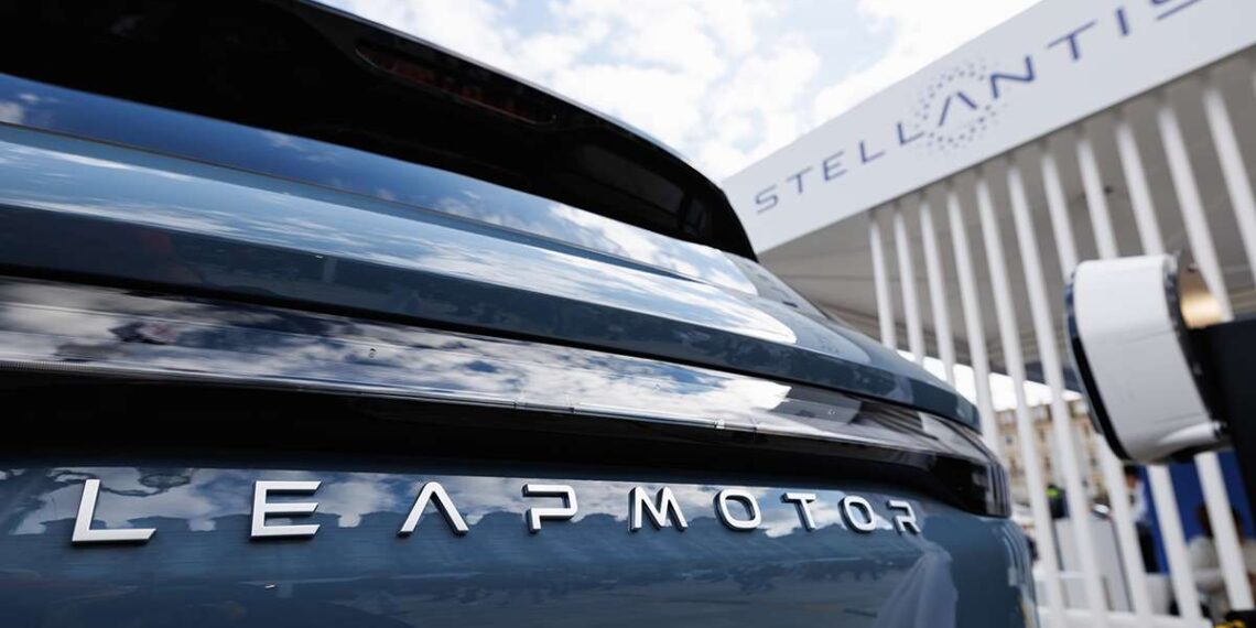 Automobilių rinką gali sudrebinti „Stellantis“ sprendimas dėl Kinijos technologijų