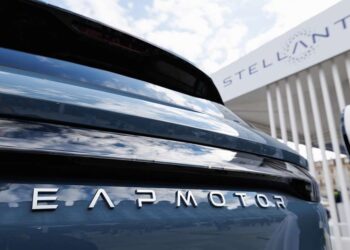 Automobilių rinką gali sudrebinti „Stellantis“ sprendimas dėl Kinijos technologijų