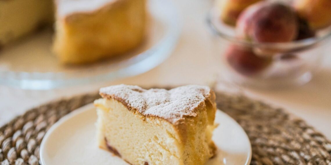 Lengvesnis sūrio tortas: varškę pakeičia jogurtas, o skonis vis dar puikus