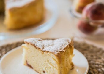 Lengvesnis sūrio tortas: varškę pakeičia jogurtas, o skonis vis dar puikus