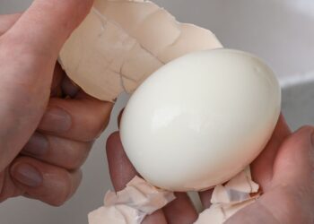 Genialiai paprasta: įdėkite virtus kiaušinius į stiklainį – lukštai nusilups akimirksniu