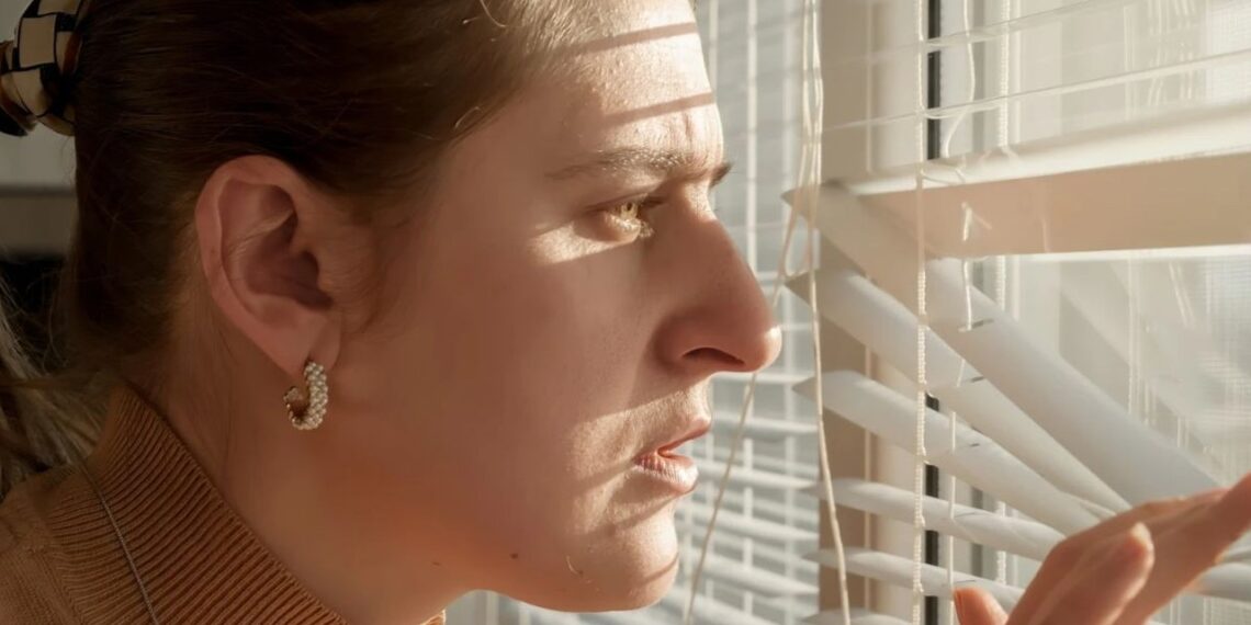 „Akylus kaimynas“ – sindromas, atskleidžiantis, kodėl Lietuvoje taip mėgstame sekti vieni kitų gyvenimus