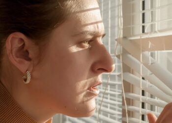 „Akylus kaimynas“ – sindromas, atskleidžiantis, kodėl Lietuvoje taip mėgstame sekti vieni kitų gyvenimus