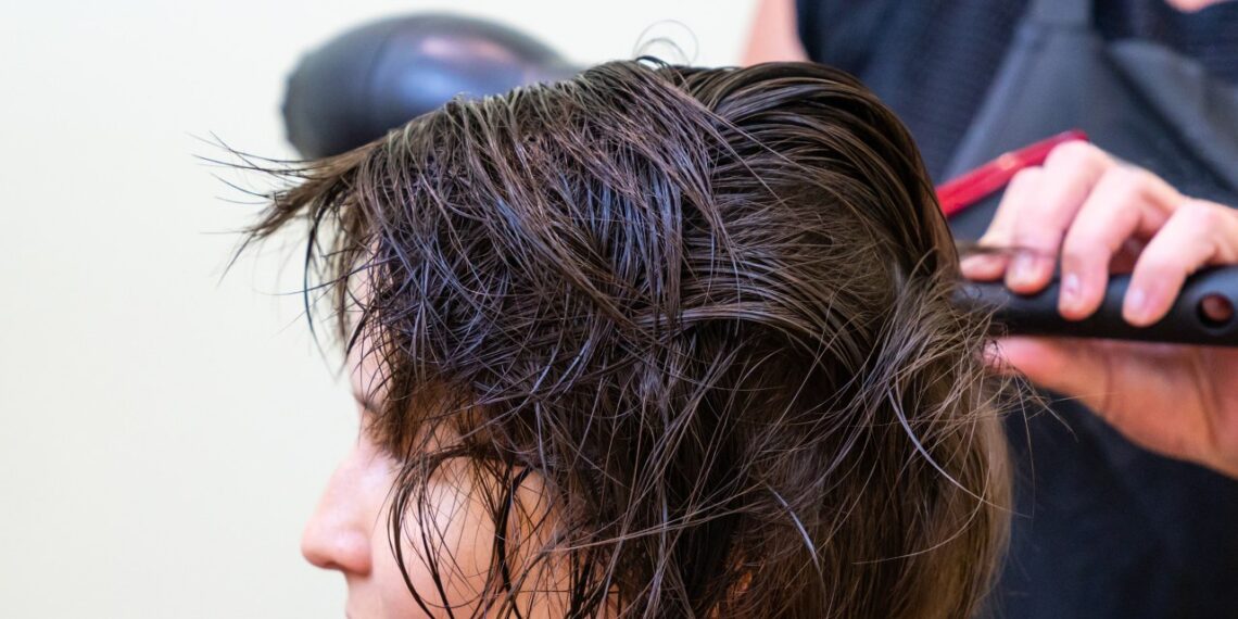 Ta viena kirpimo gudrybė akimirksniu atgaivins pavargusius plaukus: pavasario 2026 hitas