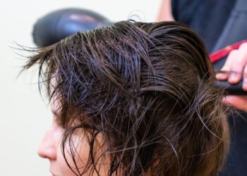 Ta viena kirpimo gudrybė akimirksniu atgaivins pavargusius plaukus: pavasario 2026 hitas