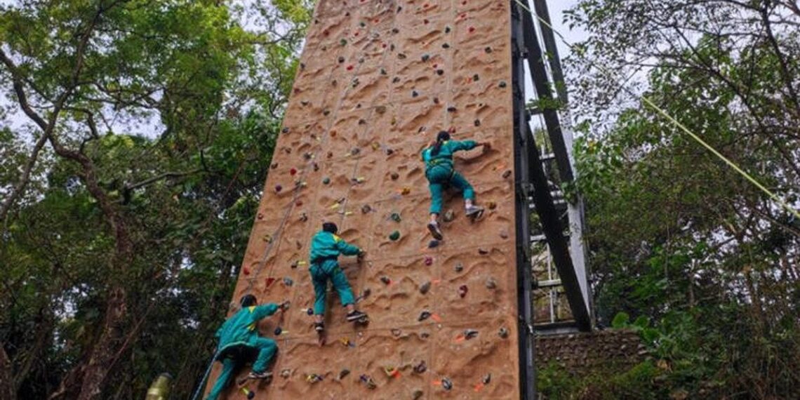 Tajvano mokykloje – neįprasta sąlyga: brandos atestatas tik įveikus 15 metrų sieną