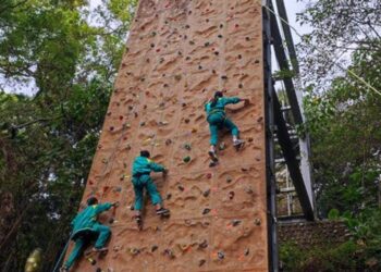 Tajvano mokykloje – neįprasta sąlyga: brandos atestatas tik įveikus 15 metrų sieną