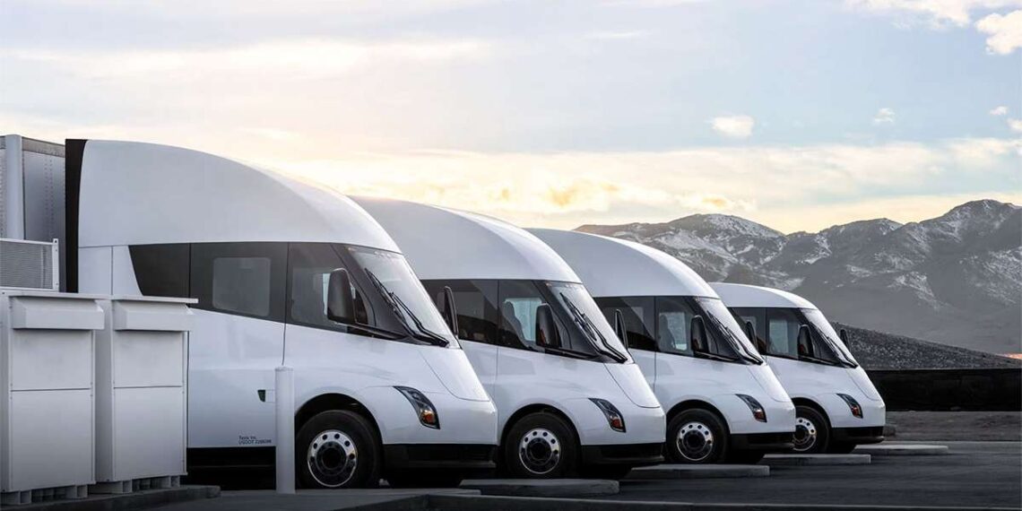 „Tesla Semi“ sugrįžta su staigmena: du įspūdingi ridos pasirinkimai