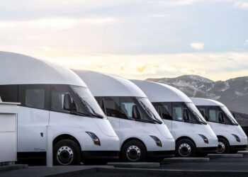 „Tesla Semi“ sugrįžta su staigmena: du įspūdingi ridos pasirinkimai