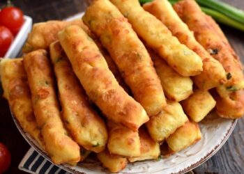 Tinginių varškinės lazdelių sensacija: pigus kefyro ir kiaušinių užkandis išgaruoja per minutę