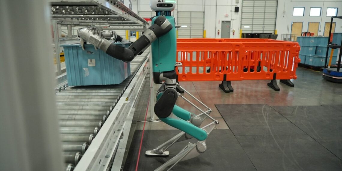 „Toyota“ meta iššūkį darbo rinkai: humanoidiniai robotai pradeda dirbti RAV4 gamykloje