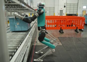 „Toyota“ meta iššūkį darbo rinkai: humanoidiniai robotai pradeda dirbti RAV4 gamykloje