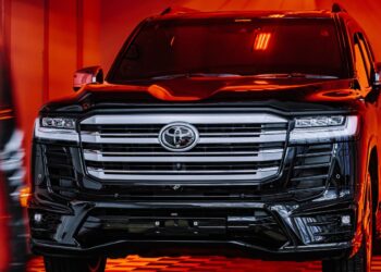 Toyota meta iššūkį elektromobiliams: netikėtas hibridų bumą lems dingstančios EV lengvatos