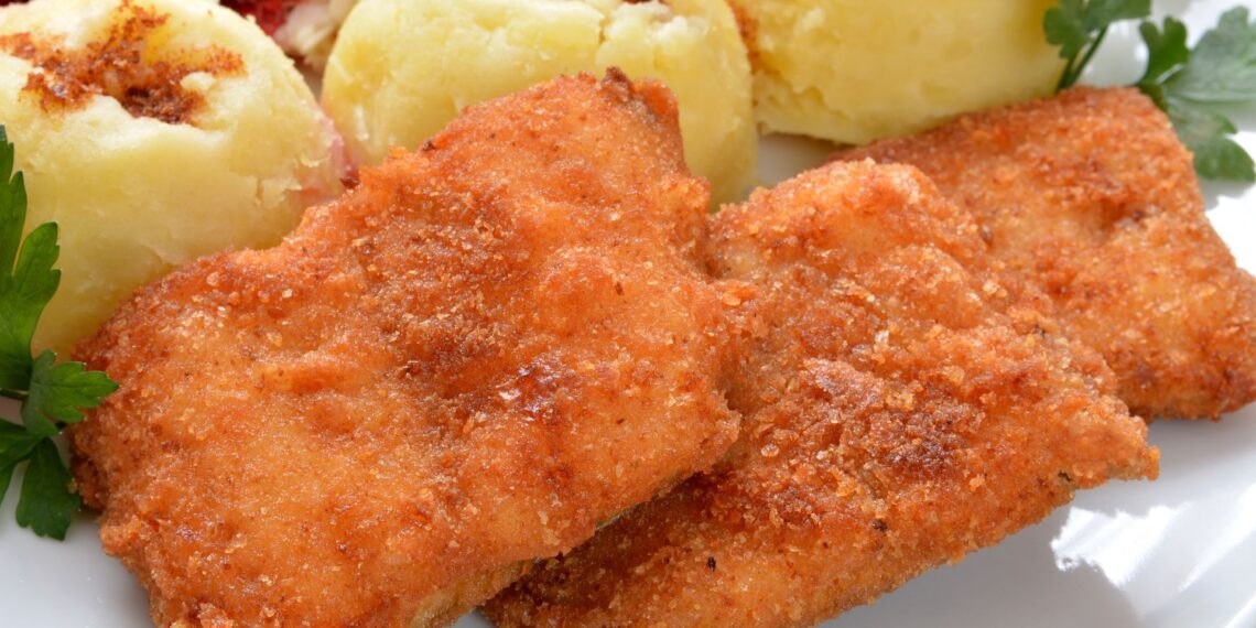 Triukas kepant žuvį: įmeskite šį produktą į keptuvę ir namuose neliks kvapo