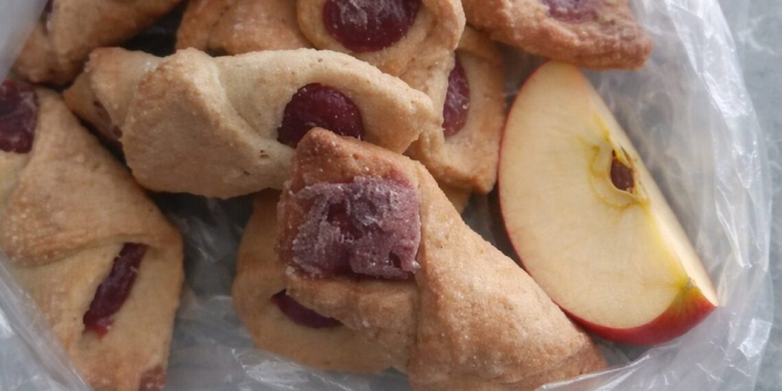 Kieti sausainiai vėl taps minkšti: padės paprastas triukas su obuolio skiltele