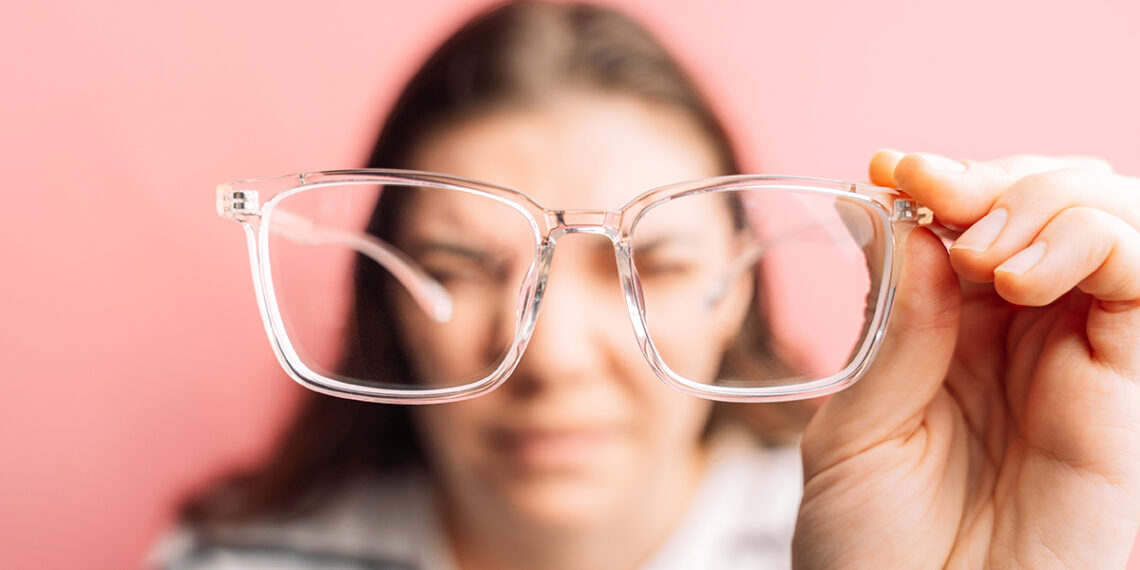 Gydytojai skambina pavojaus varpais: trumparegystę gali skatinti vienas įprastas įprotis