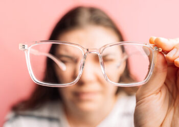 Gydytojai skambina pavojaus varpais: trumparegystę gali skatinti vienas įprastas įprotis