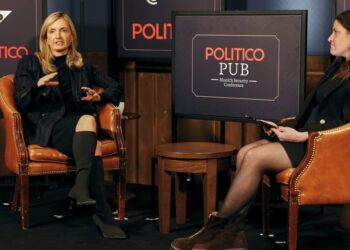 Perspėjimas iš Trumpo aplinkos: finansavimo kranelis gali būti užsuktas