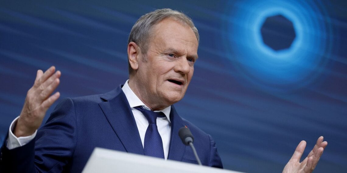 Lenkijos premjeras Donaldas Tuskas paragino šalies piliečius išvykti iš Irano dėl saugumo situacijos