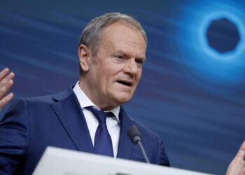 Lenkijos premjeras Donaldas Tuskas paragino šalies piliečius išvykti iš Irano dėl saugumo situacijos