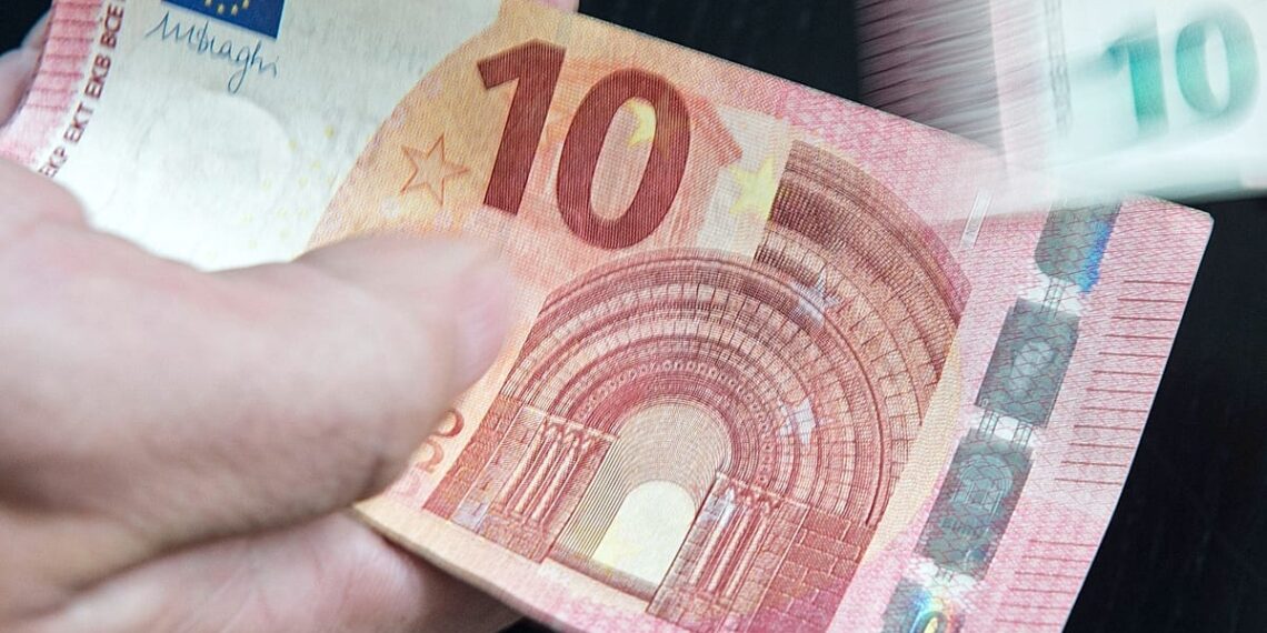 Nematomas smūgis santaupoms: kaip bankai „suvalgo“ jūsų pinigus