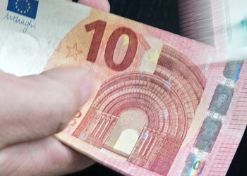 Nematomas smūgis santaupoms: kaip bankai „suvalgo“ jūsų pinigus