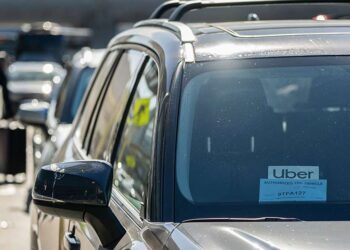 Uber griūva? Savavaldžių automobilių milžinai šturmuoja rinką ir spaudžia gigantą