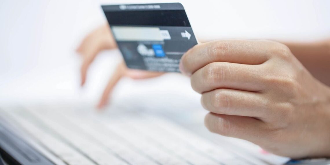 Ukrainiečiai užsienyje jau gali teikti prašymus kompensacijoms: aišku, kas gaus išmokas