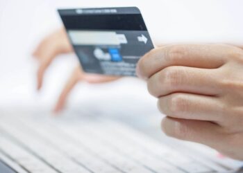 Ukrainiečiai užsienyje jau gali teikti prašymus kompensacijoms: aišku, kas gaus išmokas