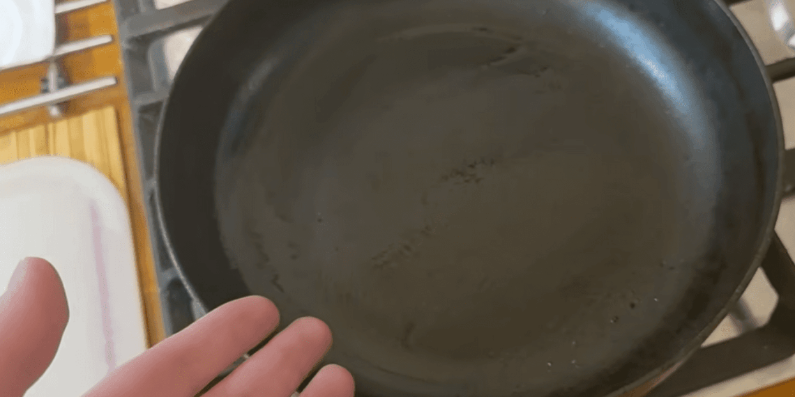 Sena keptuvė atrodė beviltiškai, kol išbandžiau šį paprastą triuką