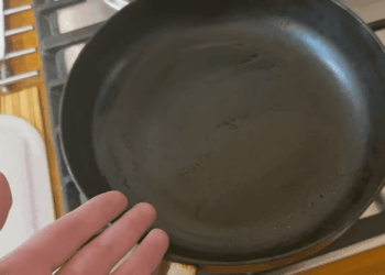 Sena keptuvė atrodė beviltiškai, kol išbandžiau šį paprastą triuką