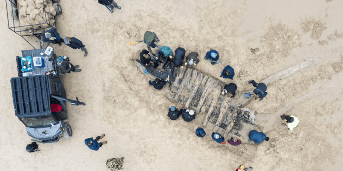 Uraganas atidengė XVII a. laivo skeletą: archeologai skuba, kol jo nenusinešė jūra