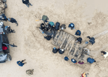 Uraganas atidengė XVII a. laivo skeletą: archeologai skuba, kol jo nenusinešė jūra