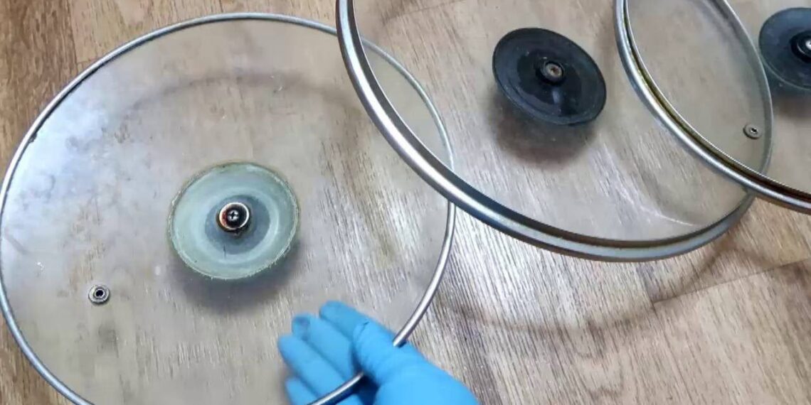 Stikliniai puodų dangčiai vėl blizgės: paprastas triukas su soda ir karštu vandeniu