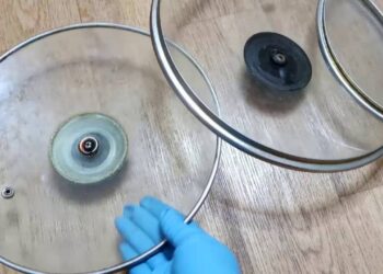 Stikliniai puodų dangčiai vėl blizgės: paprastas triukas su soda ir karštu vandeniu