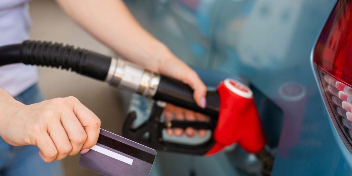 Keliaujantiems automobiliu: į ką atkreipti dėmesį perkant degalus užsienyje