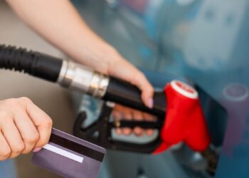 Keliaujantiems automobiliu: į ką atkreipti dėmesį perkant degalus užsienyje