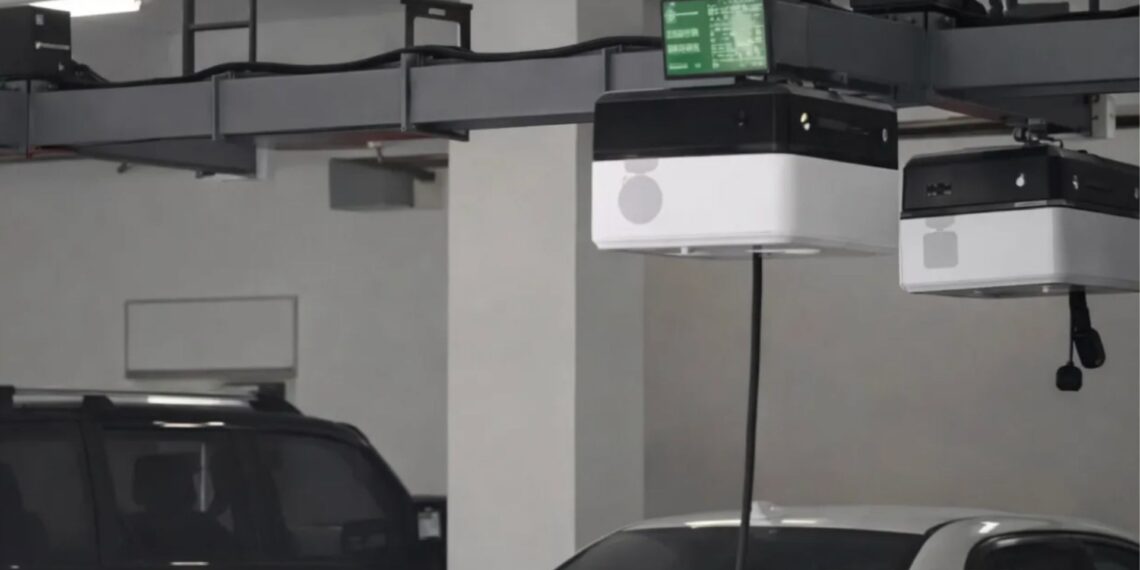 Kinijoje – futuristinis sprendimas: robotinė ranka garaže pati įkrauna elektromobilius