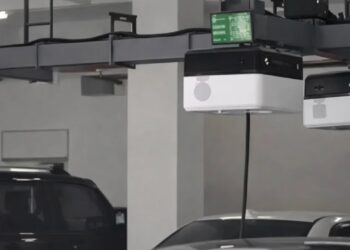 Kinijoje – futuristinis sprendimas: robotinė ranka garaže pati įkrauna elektromobilius