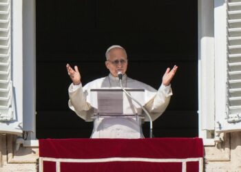 Vatikanas pristatė dirbtinio intelekto vertėją: ar kunigai netrukus pamokslus sakys per programėlę?