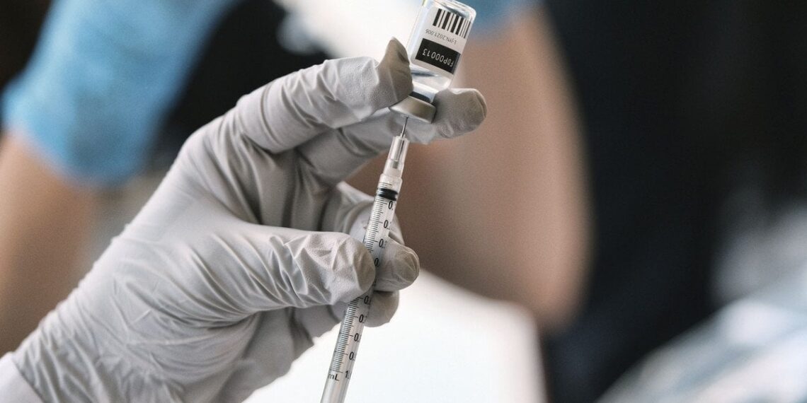 Mokslininkai nustebinti: viena injekcija pažadino stiprų atsaką prieš ŽIV